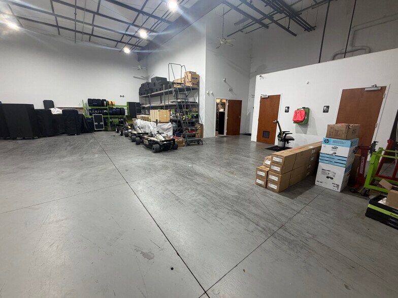 More Photos Of 3600 Westview Dr, Naples Showroom For Sale