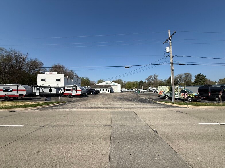 More Photos Of 25514 N Il Route 83, Long Grove Auto Dealership For Lease