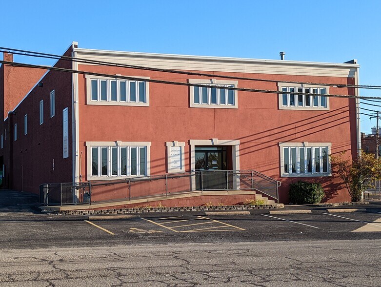 More Photos Of 222 W Main St, Belleville Medical For Lease