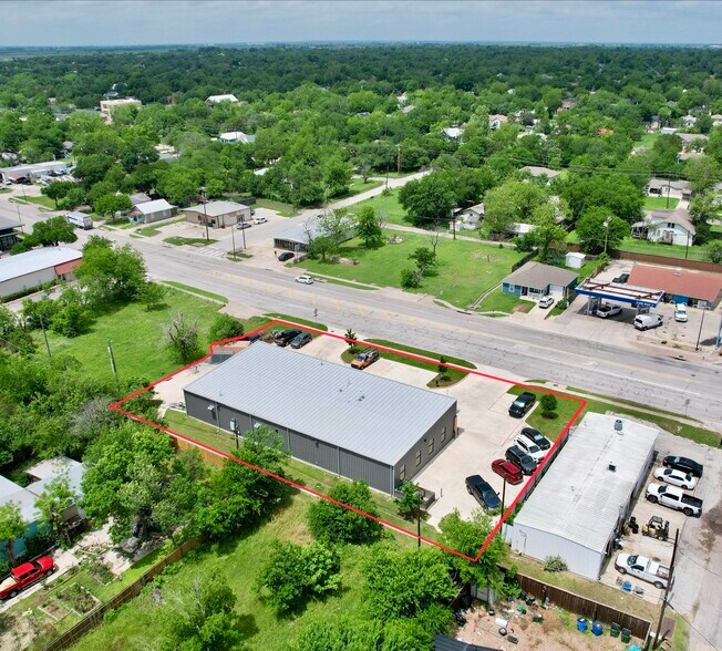 More Photos Of 1009 W 2nd St, Taylor Flex For Sale