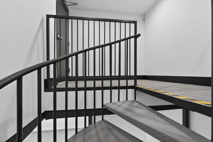 More Photos Of 703 S Main St, Burbank Showroom For Sale