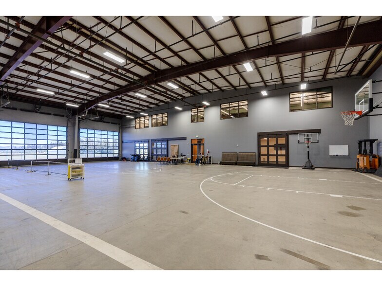 More Photos Of 3330 SE Three Mile Ln, McMinnville Light Manufacturing For Sale