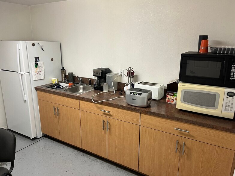 More Photos Of 1893 Airport Way, Richland Distribution For Lease