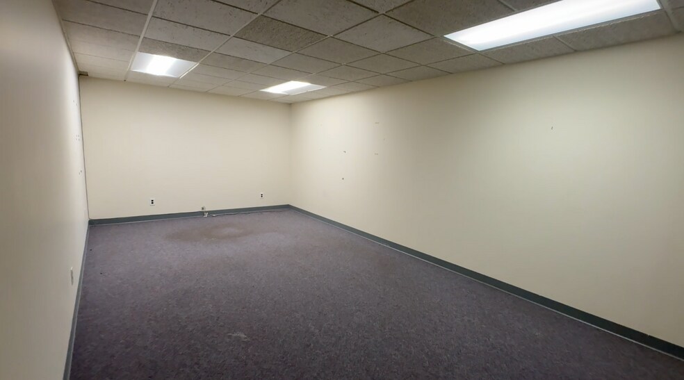 More Photos Of 140 S Long Beach Ave, Freeport Office For Sale