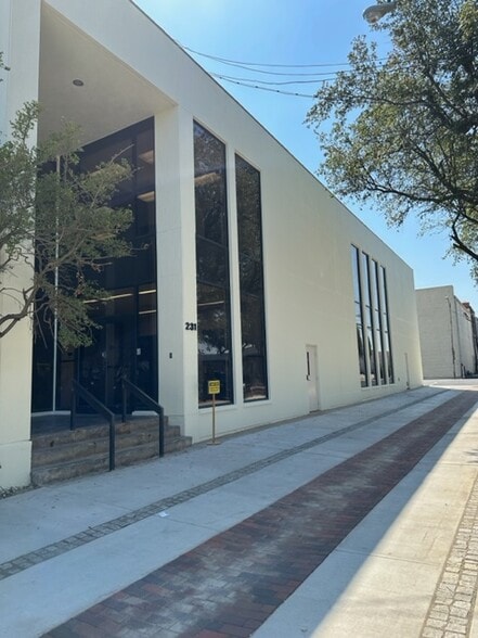 More Photos Of 231 W Main St, Denison Office For Lease