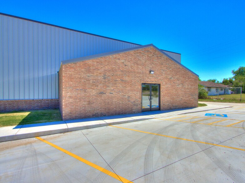 More Photos Of 18608 NE 23rd St, Harrah Light Distribution For Lease