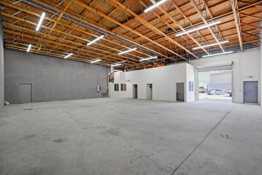 More Photos Of 10926 Randall St, Sun Valley Warehouse For Lease