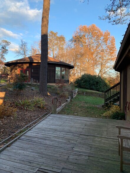 More Photos Of 16913 Germantown Rd, Germantown Religious Facility For Lease