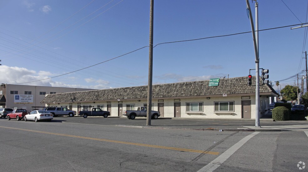 More Photos Of 3670-3684 Bassett St, Santa Clara Service For Lease