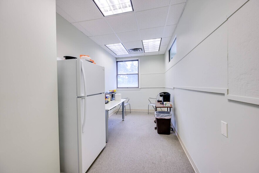 More Photos Of 135 Windmill Ln, Southampton Office For Sale