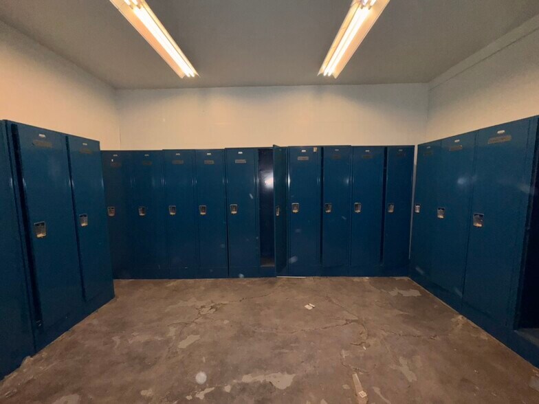 More Photos Of 2401 Sivley Rd, Artesia Truck Terminal For Sale