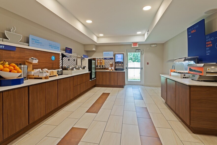 More Photos Of 53 Jefferson Rd, Jacksonville Hotel For Sale