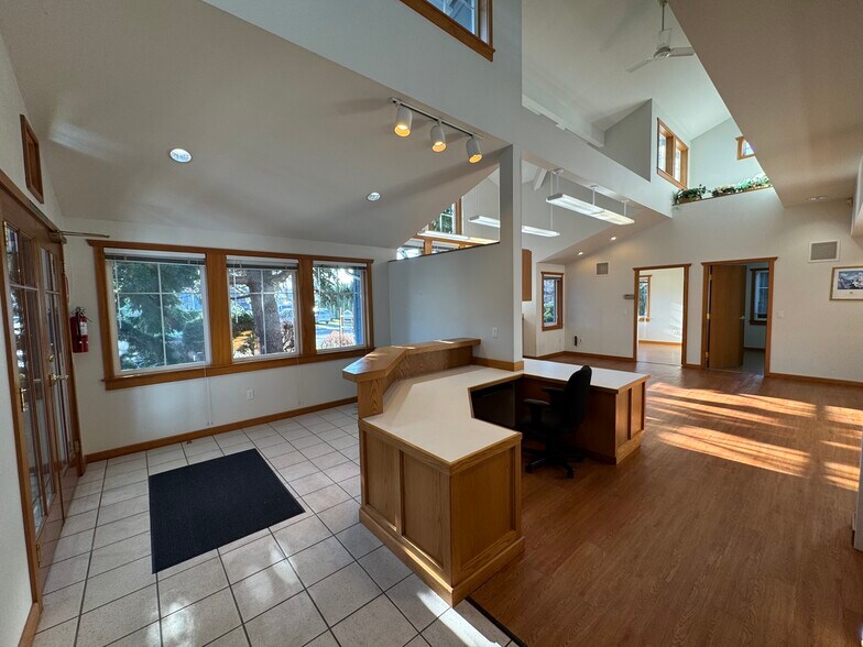 More Photos Of 301 W Blackburn Rd, Mount Vernon Office For Lease