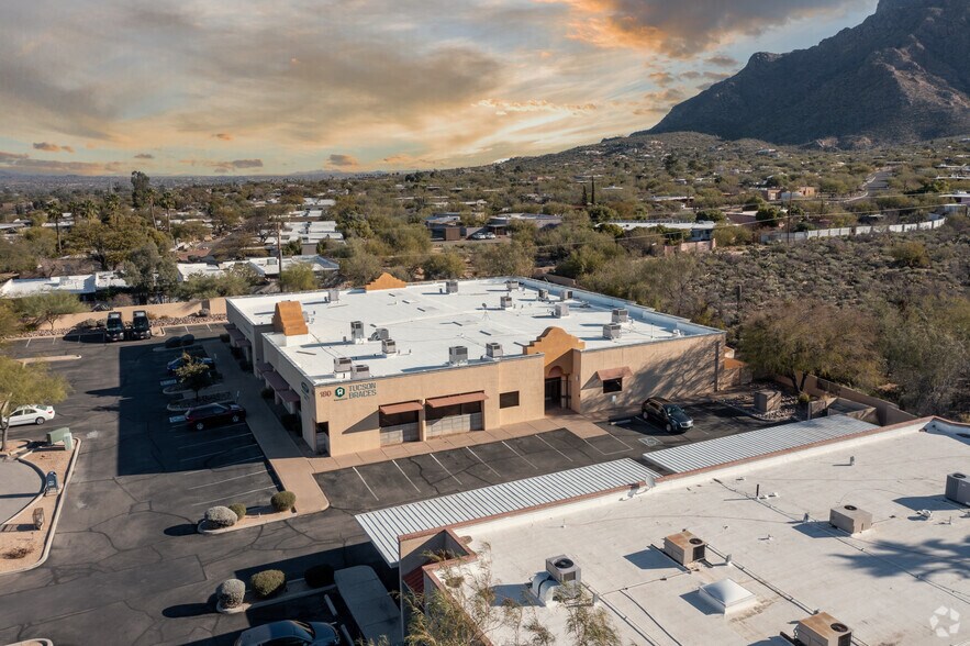 More Photos Of 180 W Magee Rd, Tucson Medical For Lease