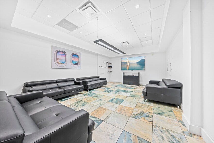 More Photos Of 2500 NW 39th St, Miami Light Distribution For Sale