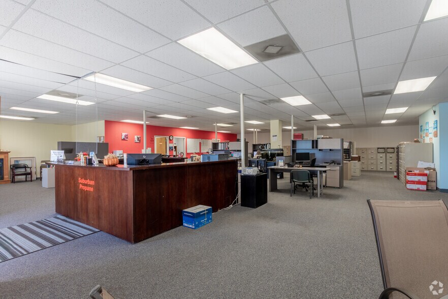 More Photos Of 5306-5346 Peters Creek Rd, Roanoke Showroom For Sale