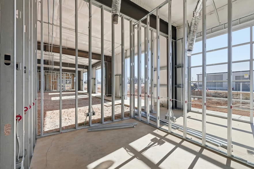 More Photos Of 2420 S 8th St, Rogers Flex For Lease