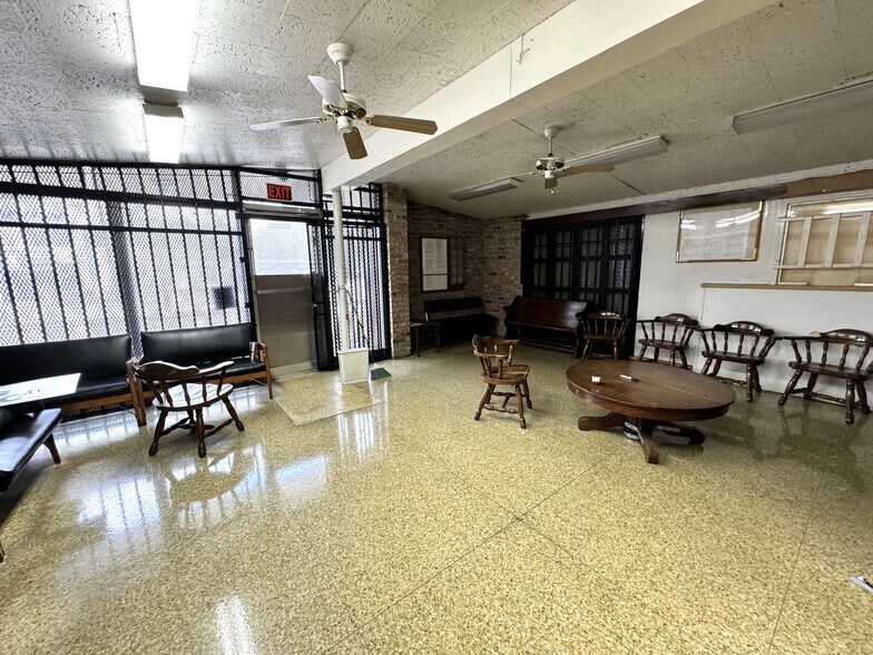 More Photos Of 7112 Lyons Ave, Houston Medical For Lease