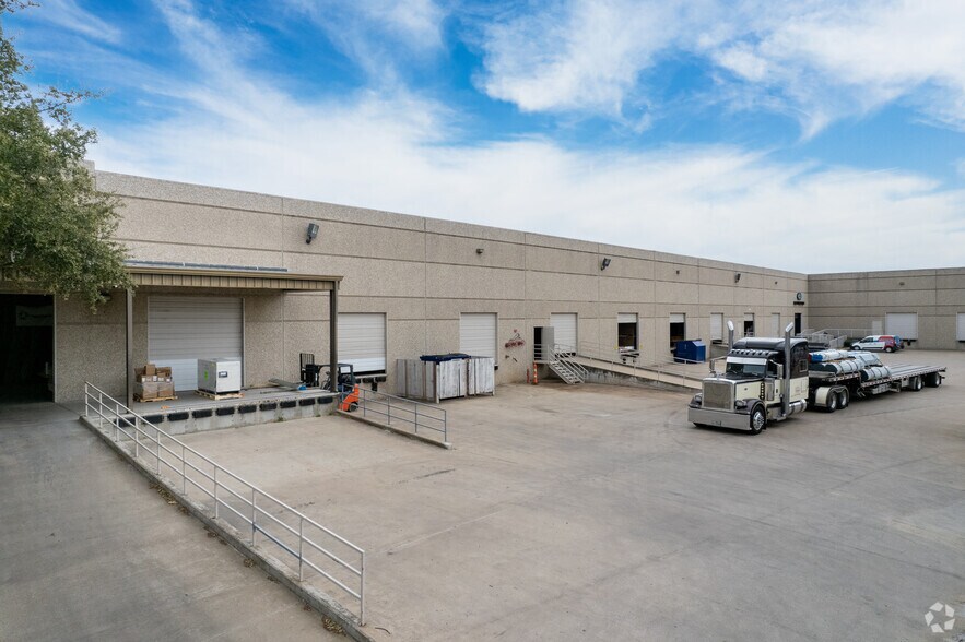 More Photos Of 6312 Airport Fwy, Fort Worth Distribution For Lease