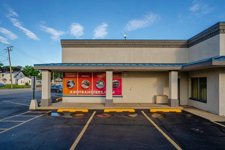 More Photos Of 800 Theodore, Crest Hill Convenience Store For Sale