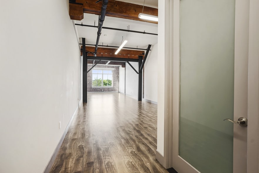 More Photos Of 2190 E 14th St, Los Angeles Flex For Lease
