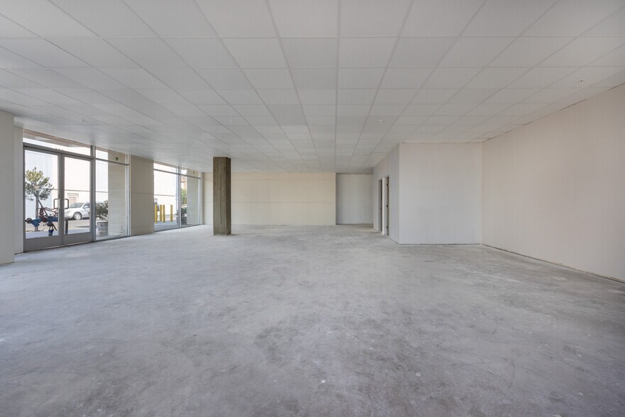 More Photos Of 1598 Long Beach Blvd, Long Beach Storefront Retail Office For Sale