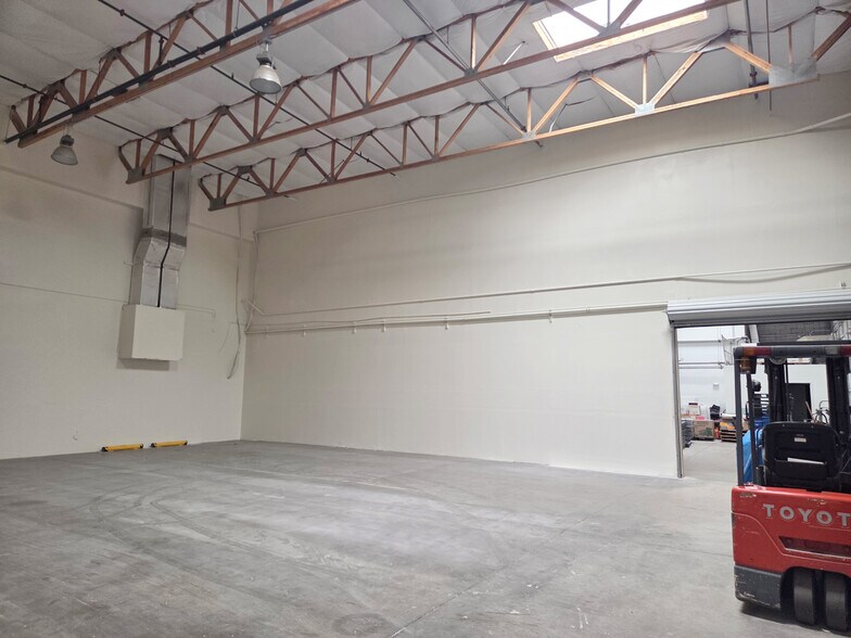 More Photos Of 1929 W Lone Cactus Dr, Phoenix Light Distribution For Sale