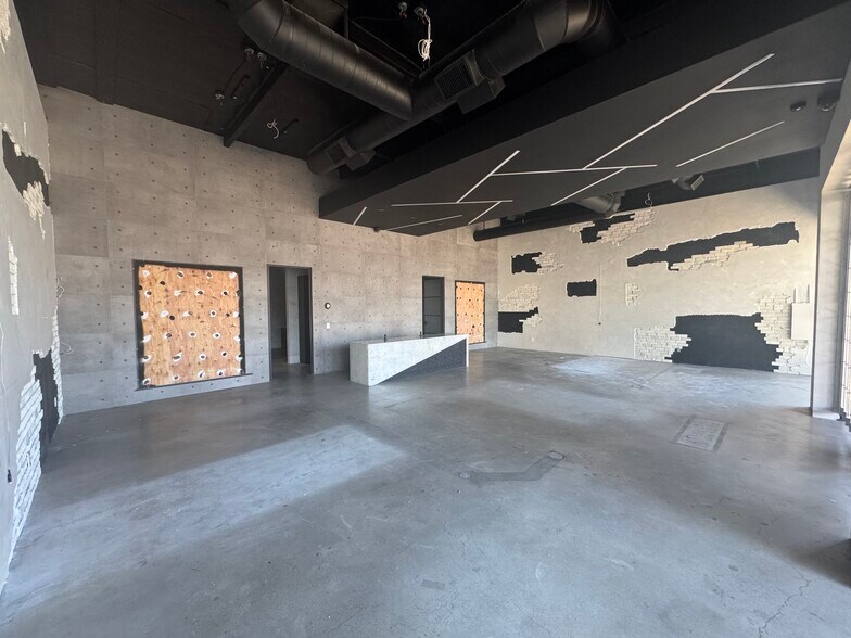 More Photos Of 130 N La Brea Ave, Los Angeles Storefront For Lease