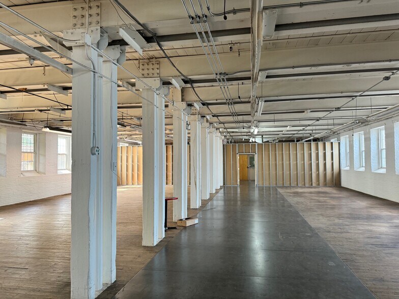 More Photos Of 302 N Water St, Newburgh Specialty For Lease