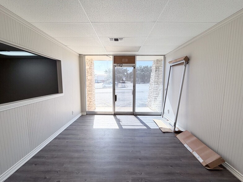 More Photos Of 511-513 W Rhapsody Dr, San Antonio Service For Lease