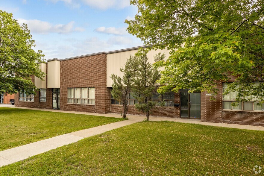 More Photos Of 825 Rue Tecumseh, Dollard-des-Ormeaux Warehouse For Lease