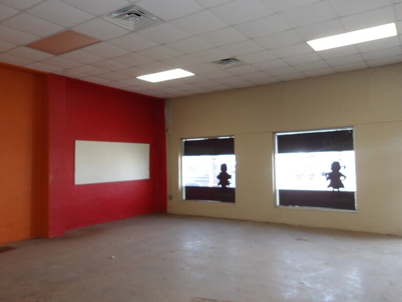 More Photos Of 618 W Van Buren Ave, Harlingen Light Distribution For Sale