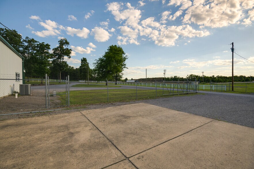 More Photos Of 2533 Highway 41A S, Shelbyville Showroom For Sale