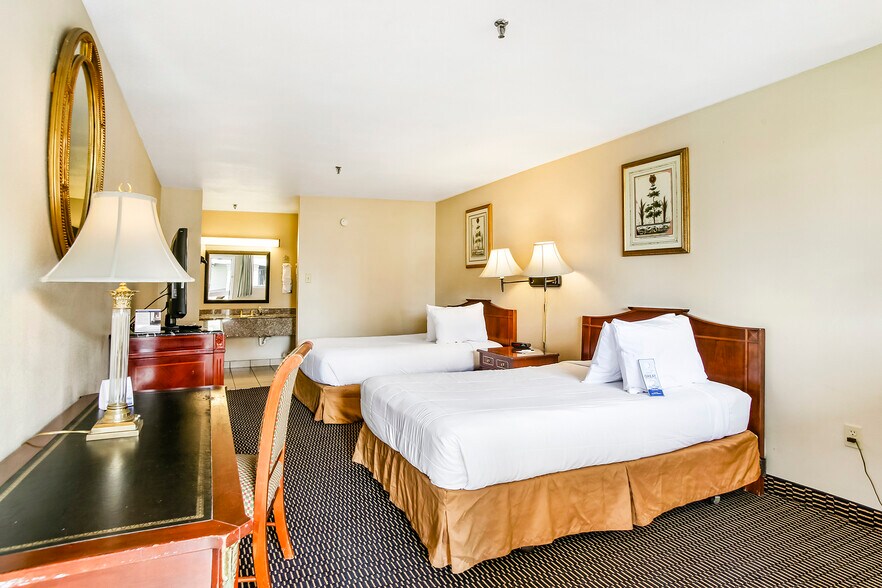 More Photos Of 2200 Westbank Expy, Harvey Hotel For Sale
