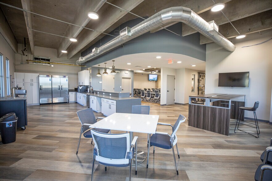 More Photos Of 930 W 1st St, Fort Worth Office For Sale