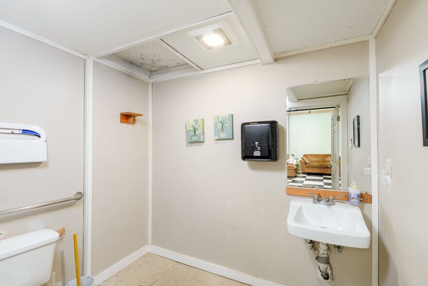 More Photos Of 128 W 1st St, Port Angeles General Retail For Sale