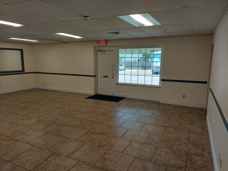 More Photos Of 180 E Burgess Rd, Pensacola Office For Lease