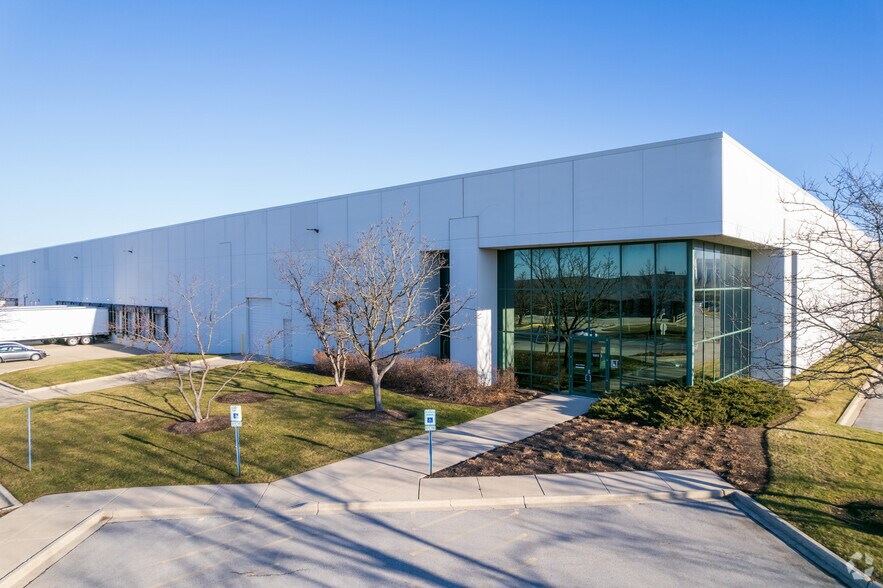 Primary Photo Of 340 W Crossroads Pky, Bolingbrook Warehouse For Lease