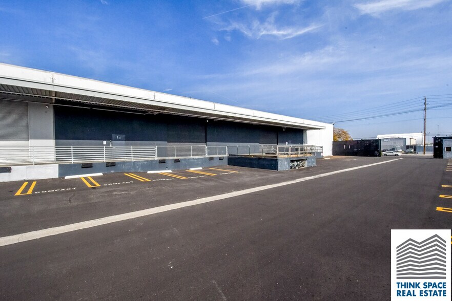 More Photos Of 9419 Mason Ave, Chatsworth Manufacturing For Lease