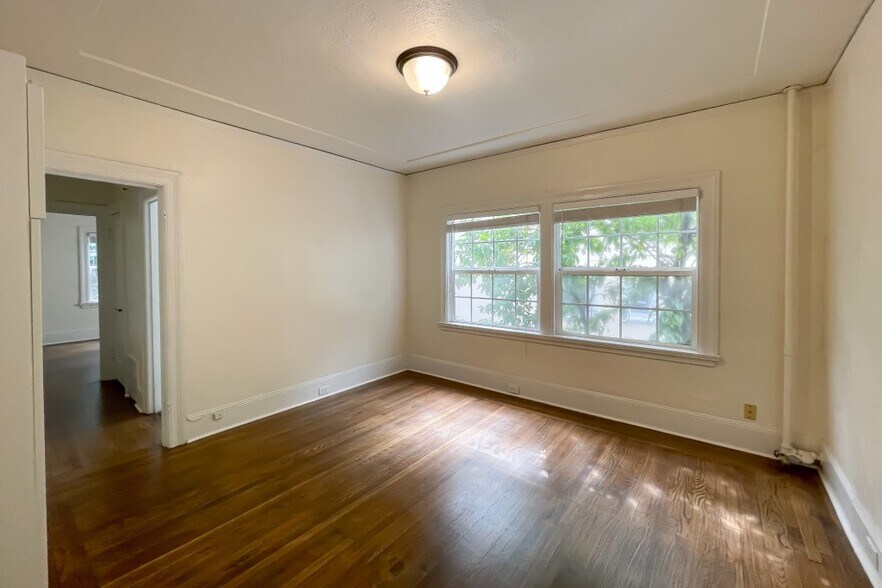 More Photos Of 1000 E 33rd St, Oakland Apartments For Sale