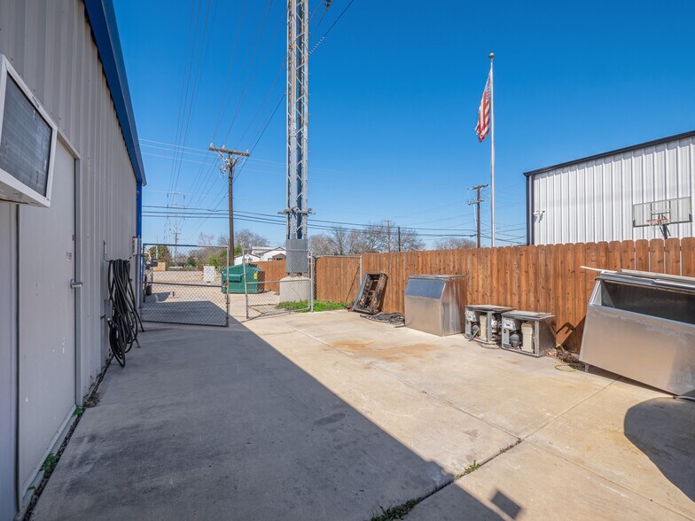 More Photos Of 318 W Byrd Blvd, Universal City Office For Sale