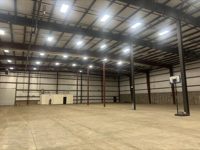 More Photos Of 3 Sutton Cir, Hooksett Warehouse For Lease