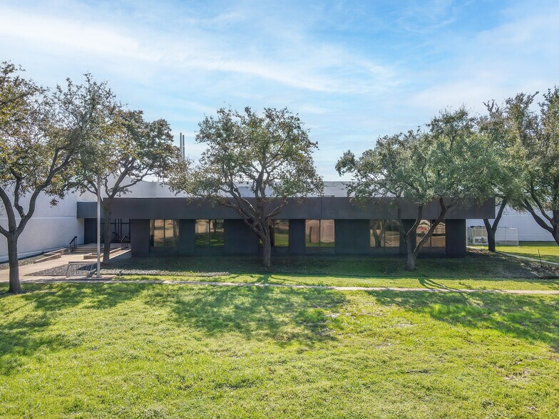 More Photos Of 4404 S Beltwood Pky, Dallas Warehouse For Lease