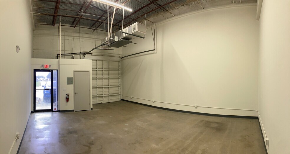 More Photos Of 11320 Fortune Cir, Wellington Warehouse For Lease