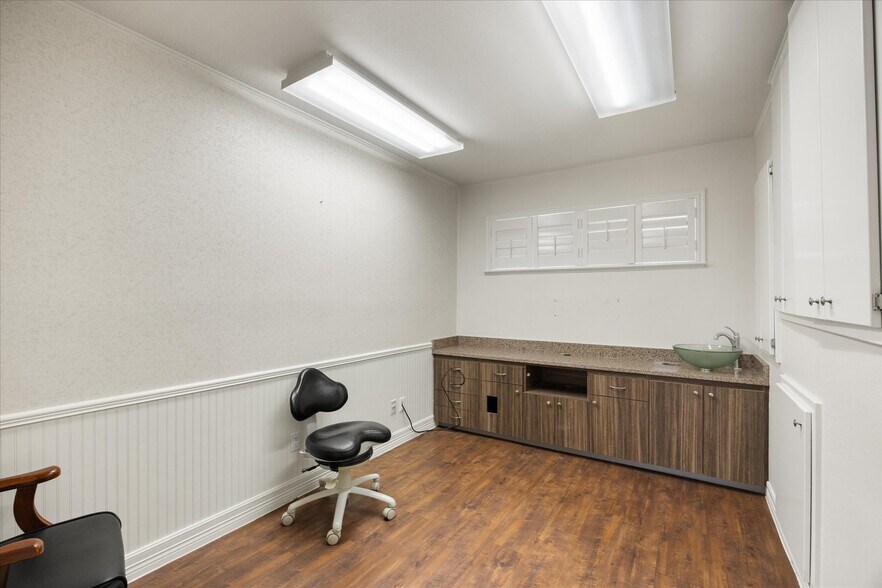 More Photos Of 310 W Bluff St, Granbury Office For Sale