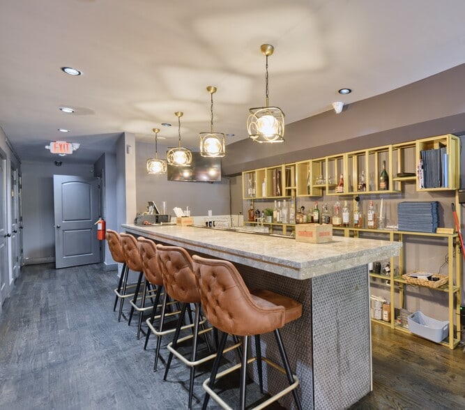 More Photos Of 12 W Peachtree Pl, Atlanta Storefront For Sale