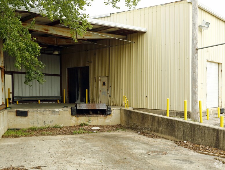 More Photos Of 2929 Convair Rd, Memphis Warehouse For Sale