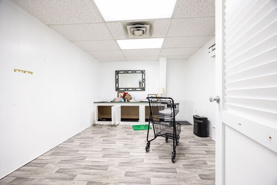 More Photos Of 1330 SW Main Blvd, Lake City Freestanding For Sale