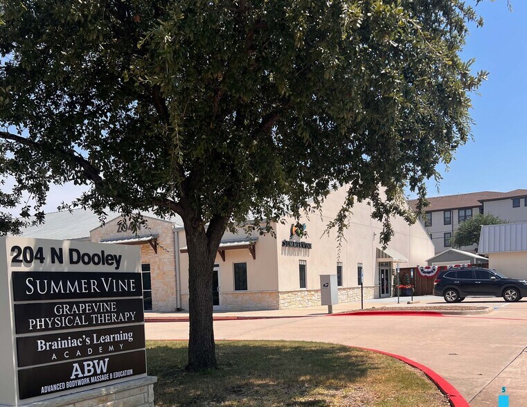 More Photos Of 202-204 N Dooley St, Grapevine Medical For Sale