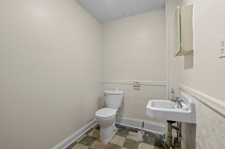 More Photos Of 2541 St Paul St, Baltimore Office For Sale